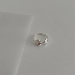 Minimalist S925 sterling silver open ring featuring a delicate shell-shaped ruffled design