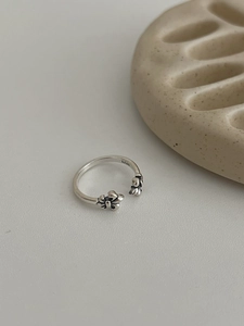 Vue détaillée de la bague vintage en argent S925 avec relief floral et motif