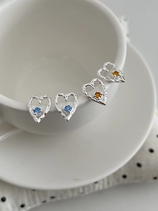 Detail of S925 silver heart earrings with hammered texture and colorful zircon stones