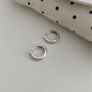 Créoles en argent sterling S925 avec gravure d'étoiles vintage et finition mate noire