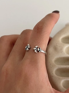 Vue détaillée de la bague croix punk en argent S925 avec texture gothique oxydée