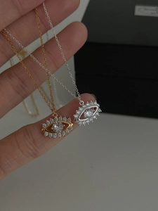 Détail des colliers œil porte-bonheur en or et argent avec incrustation de zircons cubiques