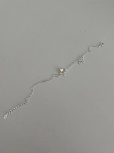 Vue macro détaillée du bracelet marguerite en argent S925 avec cœur floral jaune délicat