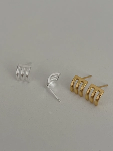 Detailed view of S925 sterling silver three-claw curved stud earrings in silver and gold