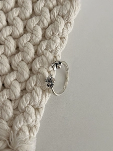 Vue détaillée de la bague gothique fleur de lys en argent S925 avec finition vieillie