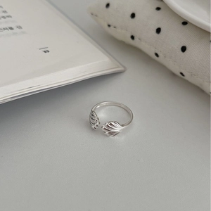 Elegant S925 sterling silver shell opening ring on white textured surface