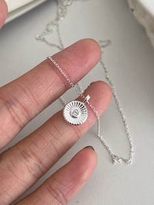 Detailansicht eines S925 Silber-Sonnenblumenanhängers mit Zirkon an einer Halskette