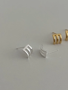 Detailed close-up of S925 sterling silver triple-claw arc stud earrings in silver and gold
