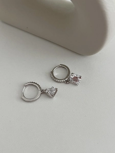 Gros plan de boucles d'oreilles en argent S925 avec pendentifs en moissanite brillante