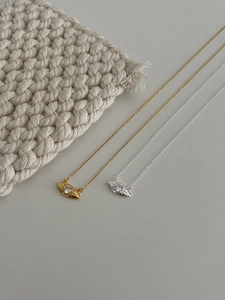 Détail macro de pendentifs œil en or et argent avec pierres de zircon scintillantes