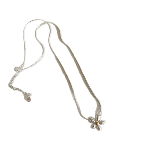 S925 sterling silver daisy flower pendant necklace with gold center on sleek snake chain