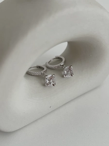 Vue rapprochée de boucles d'oreilles en argent avec moissanite à six griffes et cristaux