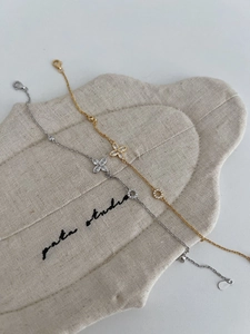 Detailed close-up of S925 silver four-leaf clover bracelets with zircon in gold and silver