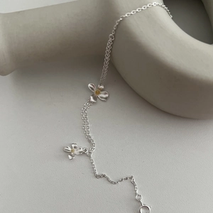 Bracelet double couche en argent avec fleurs de gardénia sur support en céramique