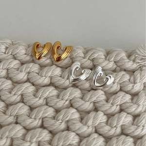 Minimalist S925 sterling silver heart stud earrings in polished gold and silver finishes