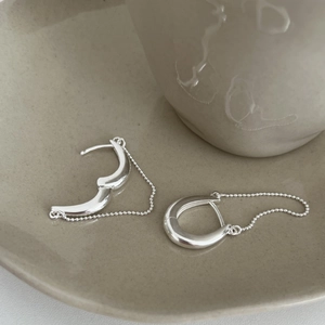 Boucles d'oreilles en U argentées polies avec détail de chaîne perlée sur plateau