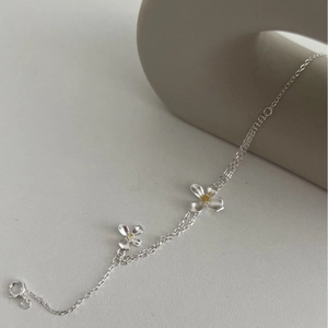 Bracelet double couche en argent avec fleurs de gardénia et finition texturée élégante