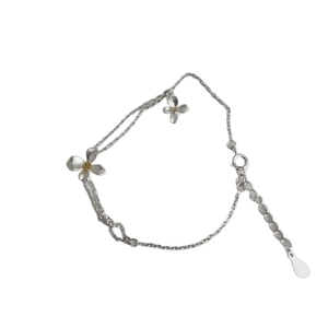 Bracelet élégant fleur de gardénia avec chaîne argentée et rallonge ajustable
