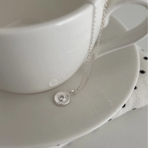 S925 Sterling Silber Sonnenblumen-Halskette mit Zirkon auf eleganter Keramiktasse