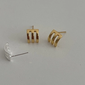 Minimalist S925 sterling silver three-claw stud earrings in gold and silver finish