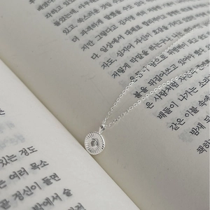 S925 Sterling Silber Halskette mit Sonnenblumen-Anhänger auf Buch, Vintage-Stil für Damen