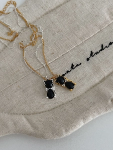Vue détaillée des pendentifs chat en argent S925 avec onyx noir et détails de noeud