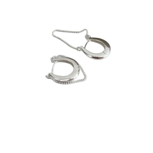 Boucles d'oreilles polies en forme de U argenté avec chaîne à perles élégantes