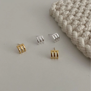 Minimalist S925 sterling silver triple-claw curved stud earrings in silver and gold finish