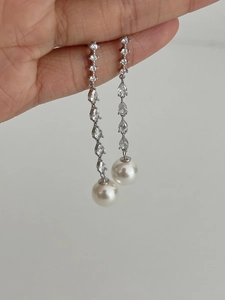 Detail von S925 Silber Quastenohrringen mit Zirkonia-Tropfen und weißen Perlen