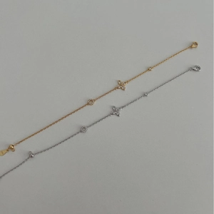 Elegant S925 silver four-leaf clover bracelets with cubic zirconia in gold and silver finish