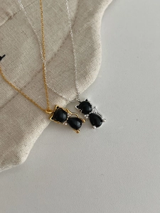 Détail de colliers chat en argent S925 avec onyx noire, finitions dorée et argentée