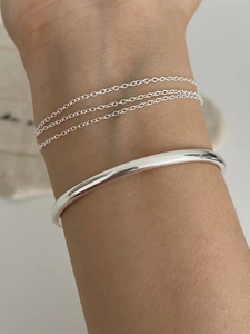 Nahaufnahme des drelagigen 925er Sterling Silber Armbands mit polierter Oberfläche