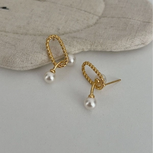 Elegant 925 silver gold twist earrings with dual pearls in a vintage oval design