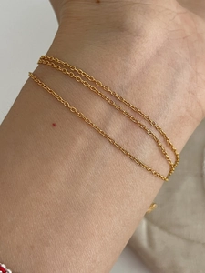 Detailansicht eines eleganten mehrlagigen vergoldeten S925 Silber Gliederketten Armbands