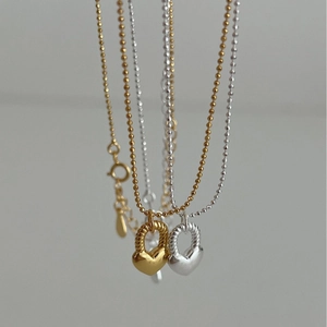 Elegante collana con ciondolo a cuore in argento sterling S925 con catena a sfere oro e argento
