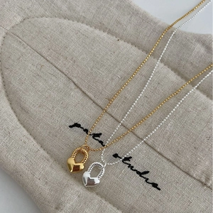 Collana in argento sterling S925 con perle a cuore cavo in finiture oro e argento
