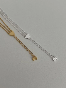 Detail der S925 Silber Dreischichtkette mit Schleifenanhängern in Gold und Silber