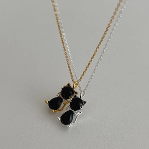 Collier chat en argent S925 avec agate noire et détails en diamants étincelants
