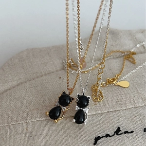 Collier en argent S925 avec pendentif chat en onyx noir et nœud en zircon doré et argenté