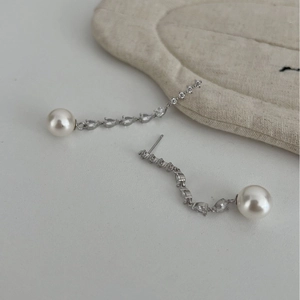 Elegante S925 Silber Quastenohrringe mit Tropfen-Zirkonia und weißen Perlenimitaten