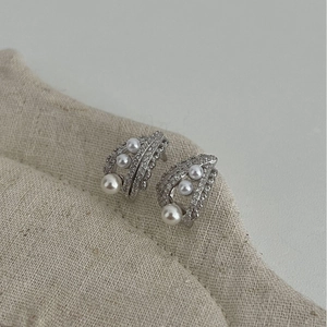 S925 silver lace edge pearl earrings with sparkling micro-inlaid cubic zirconia stones