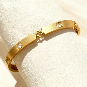 Stainless Steel Clover Rhinestone Bangle For Women Elegant Hollow Flower Bracelet Gold Silver Plated Jewelry Gift