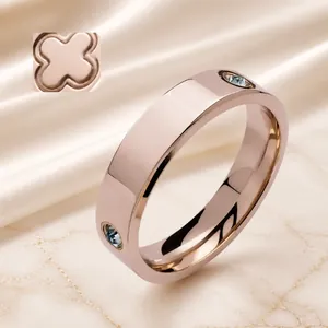 Détail de la bague trèfle en or rose avec zircons et design minimaliste élégant