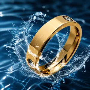 Vue macro de la bague en acier inoxydable doré étanche avec zircon et éclaboussures d'eau