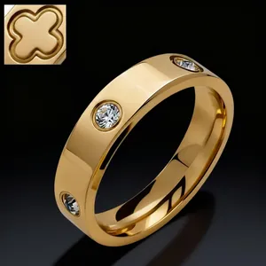 Gros plan d'une bague trèfle dorée avec zircons et finition polie sur fond noir élégant