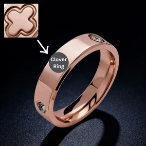 Détail de la bague trèfle en or rose avec pierres serties et texture gravée