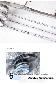 Dettaglio di nastro PET con citazioni inglesi per scrapbooking con testo letterario