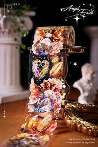 Gedetailleerd zicht op Angel Earth PET-tape met vintage engelen en regenboogfolie-accenten