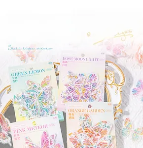 Détail des autocollants papillon holographiques avec reflets nacrés pour le scrapbooking