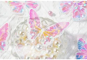 Vue macro de stickers papillon en PET scintillants avec effet laser et film de verre